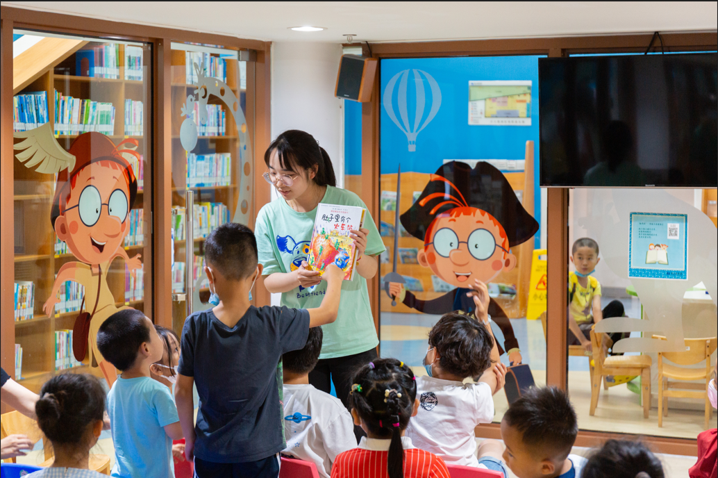 一群人在房間里 中度可信度描述已自動(dòng)生成