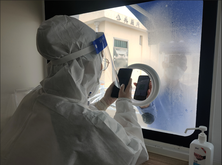 圖片包含 室內(nèi), 男人, 女人, 穿著 描述已自動(dòng)生成