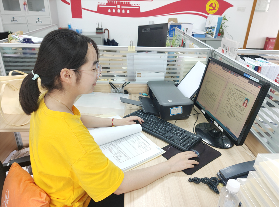 桌子上放著筆記本電腦的人 中度可信度描述已自動(dòng)生成